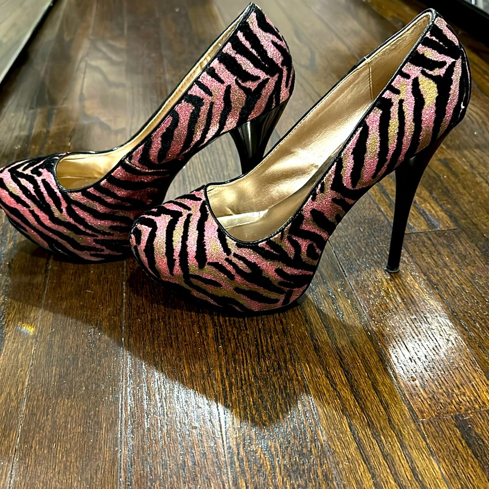 Gently used, Shi by Journey, size 10US women. Perfect for a sexy night out!